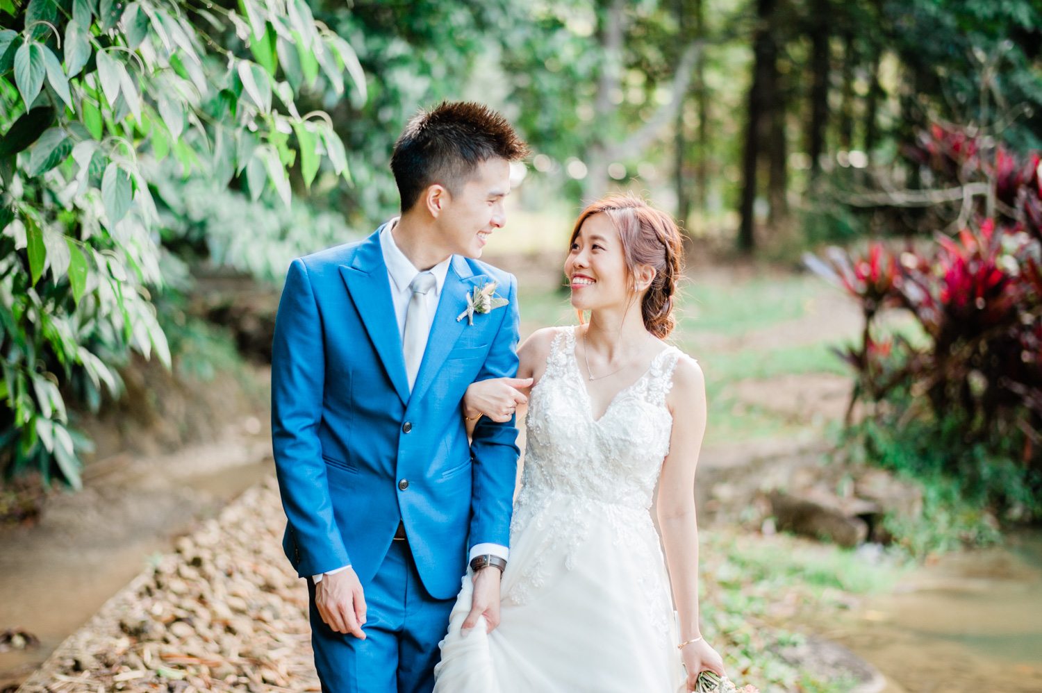 kuala-lumpur-singapore-candid-actual-day-wedding-janda-baik-enderong-garden-wedding-bohemian-macrame-arch
